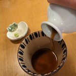 蕎麦おさめ - つゆを注ぐ