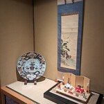 蕎麦おさめ - 床の間には雛人形も
