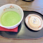 Fushimi Inari Sando Udiya - お抹茶と最中のセット