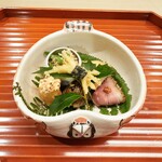 壱 - 八寸：稲荷寿司、牡蠣フライ、河内鴨ロース、スナップエンドウ、イワシと柊、白魚の天ぷら、蕗の薹ふくらすずめ器で