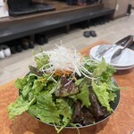 Sumibiyakiniku Ushi Waka - 牛和鹿サラダ