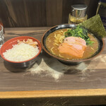 神田ラーメン わいず - ラーメン。濃いめ多め、ライス