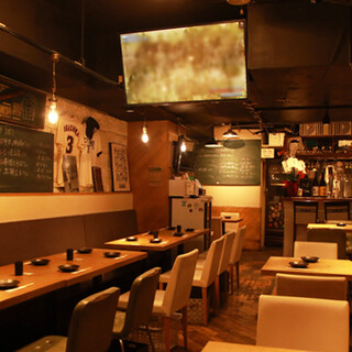 Equipped with 3 monitors ◎Enjoy watching sports while enjoying yakitori and alcohol