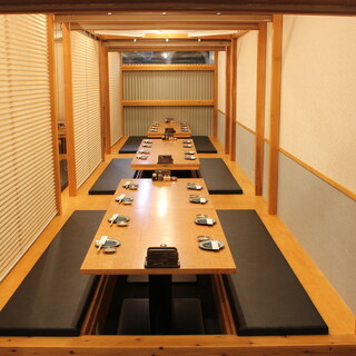 木の温もりを感じる店内は大小の個室を完備◎小宴会もOK