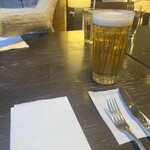 WOLFGANG PUCK CAFE - ビールのラージだとこのサイズです。