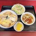 丸竹食堂 - 餃子3個とカツ丼で、1440円です。