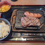感動の肉と米 - 熟成ハラミステーキセットのレギュラー¥1000-とアプリのサービス品　ソーセージ