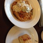 サー・トーマス・リプトン - パスタランチ。パスタと、パンと、ドリンク付きます。これは、トマトソースのチキンと小松菜にチーズフォンデュかけ。