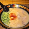 Ichiran - 天然とんこつらーめん(創業以来)(税込980円)
                トッピングは薄切り叉焼《2枚》、刻み青葱、秘伝ダレ《唐辛子をベースに30数種の材料を調合・熟成》「普通」の量でオーダー、大蒜は無しにしました