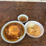 中華飯店憩松苑 - 天津飯と唐揚げハーフ