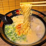 Ichiran - 天然とんこつらーめん(創業以来)(税込980円)
      スープは「普通」でオーダー、豚骨から抽出されたスープだけを使用していますが、意外と濃過ぎず飲み易い味わい
      麺は細ストレート麺で「超かた」でオーダー