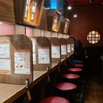 Ichiran - 店内はお馴染みの味集中カウンター席、いつも鶏になったなります(笑)
      お席は味集中カウンター23席、テーブル席40席、個室3席×2部屋の合計69席