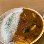 Spice Curry カリカリ - ご飯がちゃんと美味しいから、カリーもうんまい。具材は、ほうれん草、パプリカ、ブロッコリーにじゃがいもと目玉焼きはカリーに沈んでます。
