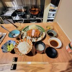 Tonkatsu Atto Maku - とんかつにはご飯、味噌汁、漬物、キャベツが付き
                        おかわりできる