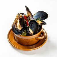 STEAMED MUSSELS WITH WHITE WINE  ムール貝の白ワイン蒸し