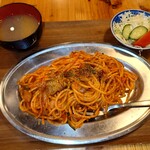 昭和酒場めりけん食堂 - 濃い味ナポリタン(味噌汁+サラダ付)