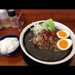 俺の中華たなか家 - 「俺中担々麺 黒」と「半ライス」が着丼＼(^o^)／　(゜o゜;❗真っ黒なお顔はインパクト大(´ﾟдﾟ｀)彡