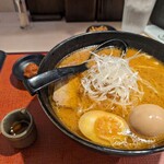 Menshou Taketora - 虎タレ味噌ラーメンです。具はチャーシュー、味付玉子、白髪ねぎ、穂先メンマです。奥にあるのは辛味噌、手前が虎タレでかなり味変します。