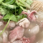 Shaoshao - やっぱりスープが美味しい！！何度飲んでも美味しいです　赤いロース肉はスープで温められて少しずつ火が通っていきます　生が苦手な方でも大丈夫　豚バラとハチノスが入っている全部乗せの麺ランチ