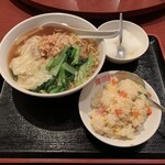 慶珍楼 - ワンタン麺と半チャーハン
