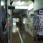 アトリエ小学校　談話室　 - 内観写真:小学校内。廊下に似顔絵がたっくさん展示してあります。