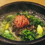 Stone-grilled beef tail and spring vegetable soup risotto