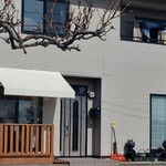 創作おむすび専門店 むすぶ - 左の柵のある方が入口です、真ん中の玄関は入口じゃありません