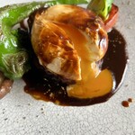 236867389 - ポーチドエッグを割って黄身絡めてハンバーグ頂きます。