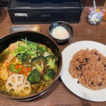 Shania - 「チキンと野菜の薬膳スープカレー」に
                        “揚げブロ （素揚げのブロッコリー）”、
                        “まろやか温玉〟をトッピング”
                        ライスは“寝かせ玄米”をチョイス