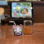 薬膳スープカレー・シャナイア - 猫の調味料入れには七味唐辛子が入ってます╰ᘏᗢ