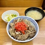 丼太郎 - 牛丼 並（味噌汁付き）、お新香