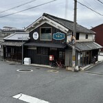 洋食屋ケムリ - お店外観。駐車場は前の橋渡ったすぐの所に案内してくれました。