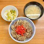 Domburi tarou - 牛丼 並（味噌汁付き）、お新香