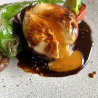洋食屋ケムリ - ポーチドエッグを割って黄身絡めてハンバーグ頂きます。