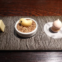 YAKITORI 燃 es - 口取り３点盛り、いちごメレンゲのフォアグラサンド、スモークチーズ、鶏パテサブレ