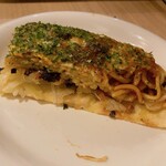 Okonomiyaki Yutori - 肉玉そば断面