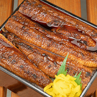 使用整條國產鰻魚制作的“鰻魚盒飯”，是一直深受人們喜愛的至高無上的一道菜品