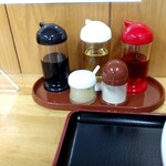 鬼がらし - 卓上調味料　味噌ラーメンにはニンニク入って無いので、入れたい方は、卓上のニンニクをどうぞ