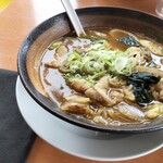 236873704 - 和風カレーラーメン690円 パネルタッチで麺固めでオーダーです✨豚バラ、小松菜、玉ねぎに焼きネギと刻みネギのWネギで抜かりない✨ 希望しなくても黒い紙エプロン準備くださいました(uωu*)