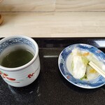 Imoya - 最初に緑茶とお新香が置かれます
