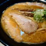 さっぽろラーメン 桑名 - 箸で持ち上げようとするとホロッと崩れる、絶品"染み染み"チャーシュー。