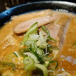 さっぽろラーメン 桑名 - 茶色の中に映える"葱"の緑。