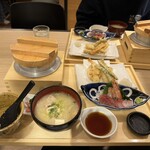 Gokoku - 天ぷら盛り合わせと刺身定食(五穀米＋豚汁変更)