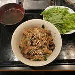 なかみ屋本店 - ホルモン丼