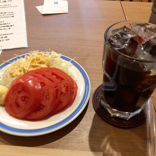 コーヒーと軽食のある喫茶店_0