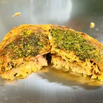 Kyabetsu Batake - 左側がお好み焼きイカ　右側が広島焼き豚玉