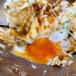 伽哩本舗 門司港レトロ店 - 中に半熟卵が仕込まれています