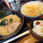 壱角家 越谷店 - 家系ラーメン（醤油・並）➕もやキャベ➕無料ライス(⁠◠⁠‿⁠◕⁠)