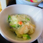 お食事処 河童 - 日替わりワンコインランチ・イノシシ角煮定食　５００円（税込）のポテサラのアップ【２０２３年３月】