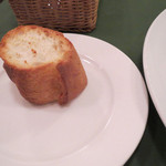 南フランス料理 パスティス - どこからどう見ても普通のフランスパンです。